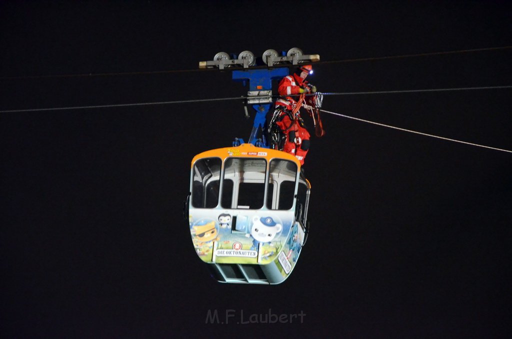 Einsatz BF Hoehenretter Koelner Seilbahn Hoehe Zoobruecke P2615.JPG